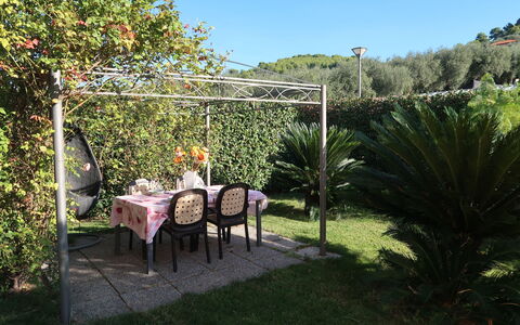 Roseto: Cielo, Pianta, Comunita 'Impianto, Tavolo Esterno, Sedia, Albero, Mobili Da Esterno, Paesaggio Naturale, Tavolo, Erba
