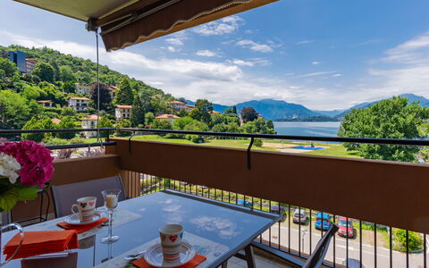 Gaggetto: Cielo, Tavolo, Proprietà, Mobilia, Nube, Pianta, Acqua, Tavola, Azzurro, Sedia