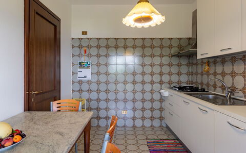 Gaggetto: Lavandino Della Cucina, Cabinetry, Lavello, Controsoffitto, Legna, Rubinetto, Tavolo, Idraulico Fixture, Interior Design, Cucina