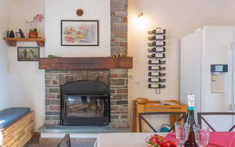 Rita (Vna201): Proprietà, Tavolo, Mobilia, Legna, Interior Design, Tavola, Cornice, Soggiorno, Arancia, Pavimento