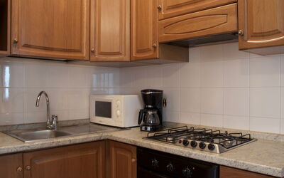 Ca' Bottrigo 702.1: Marrone, Cabinetry, Controsoffitto, Proprietà, Lavandino Della Cucina, Lavello, Bianca, Elettrodomestico Da Cucina, Nero, Cucina