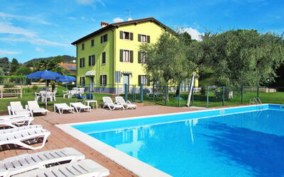 Bardolino 702: Acqua, Cielo, Nube, Costruzione, Proprietà, Pianta, Piscina, Azzurro, Shade, Albero