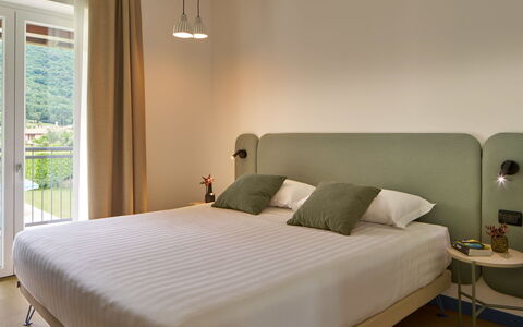 Garda 711: Interior Design, Mobilia, Camera Da Letto, Illuminazione, Pavimentazione, Letto, Pavimento, Camera, Soffitto, Casa