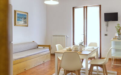 Le Rasole 712.6: Tavolo, Mobilia, Sedia, Legna, Illuminazione, Divano, Pianta, Interior Design, Pavimento, Soggiorno