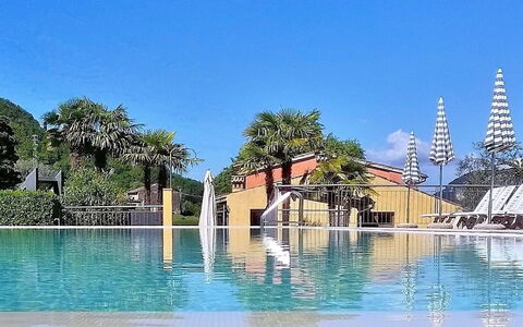 Garda 713: Acqua, Cielo, Costruzione, Pianta, Azzurro, Albero, Piscina, Paesaggio Naturale, Casa, Rettangolo