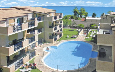 Pineto 640: Acqua, Nube, Cielo, Proprietà, Costruzione, Azzurro, Piscina, Urban Design, Architettura, Albero