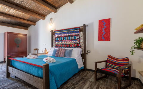 Oliviola: Mobilia, Interior Design, Parete, Pavimentazione, Legna, Letto, Pavimento, Camera Da Letto, Soffitto, Lenzuolo