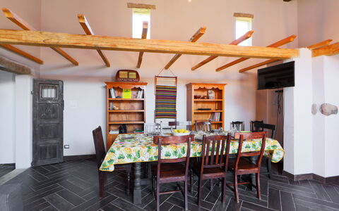 Oliviola: Camera, Soffitto, Proprietà, Costruzione, Interior Design, Sala Da Pranzo, Casa, Fascio, Pavimento, Mobilia