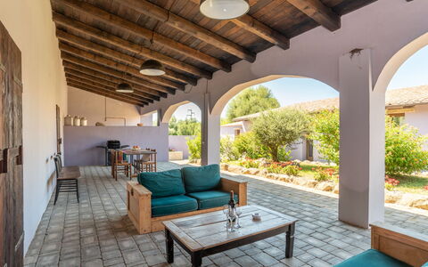 Oliviola: Mobilia, Proprietà, Pianta, Tavolo, Divano, Azzurro, Soggiorno, Interior Design, Shade, Legna