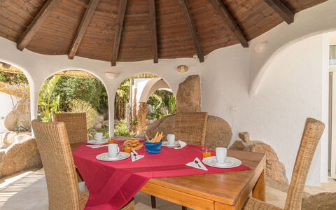 La Dolce Vita: Tavolo, Proprietà, Mobilia, Sedia, Costruzione, Interior Design, Legna, Mobili Da Esterno, Shade, Comfort