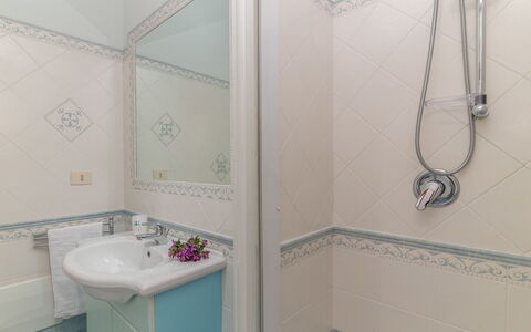 Le Rocce (Pau219): Idraulico Fixture, Lavello, Proprietà, Lavandino Del Bagno, Rubinetto, Soffione Doccia, Prodotto, Bagno, Specchio, Doccia
