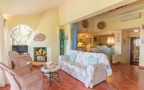 Le Rocce (Pau219): Mobilia, Cornice, Azzurro, Interior Design, Tavolo, Decorazione, Legna, Pianta Della Casa, Pavimento, Soggiorno