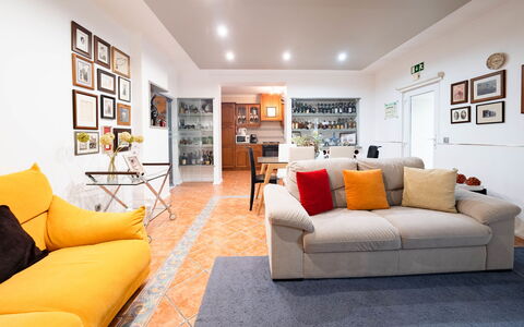 Nazaré 611: Divano, Cornice, Mobilia, Proprietà, Comfort, Arancia, Interior Design, Pavimento, Soggiorno, Pavimentazione