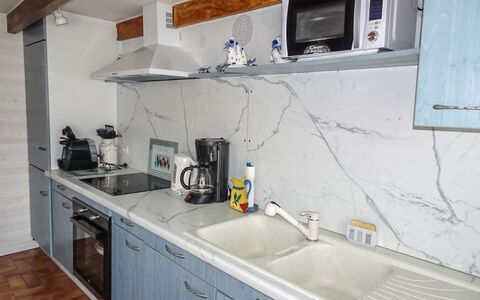 Kerludu: Rubinetto, Lavandino Della Cucina, Cabinetry, Lavello, Controsoffitto, Idraulico Fixture, Proprietà, Cucina, Illuminazione, Elettrodomestico Da Cucina