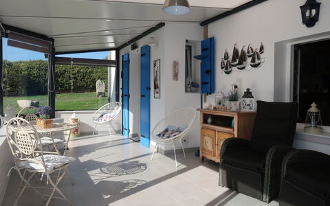 Kerludu: Tavolo, Mobilia, Proprietà, Divano, Sedia, Vaso Di Fiori, Cornice, Interior Design, Illuminazione, Pavimento