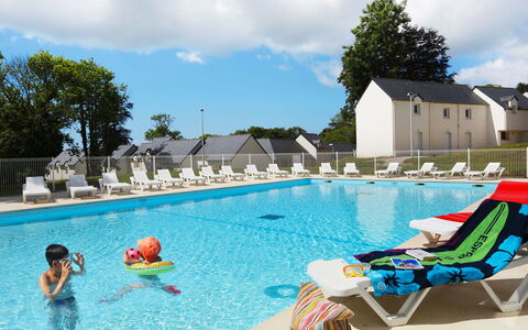 Audierne 651: Acqua, Nube, Cielo, Piscina, Costruzione, Azzurro, Sedia, Mobili Da Esterno, Albero, Corpo D'Acqua