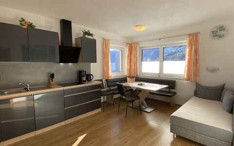 Schöser: Mobilia, Divano, Controsoffitto, Tavolo, Cabinetry, Finestra, Costruzione, Legna, Interior Design, Architettura