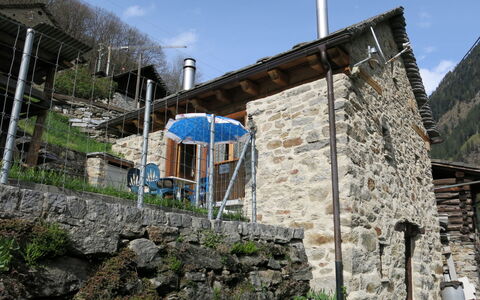 Rustico Diego: Tavolo, Pianta, Finestra, Costruzione, Albero, Lotto, Paesaggio Naturale, Erba, Tavolo Esterno, Sedia