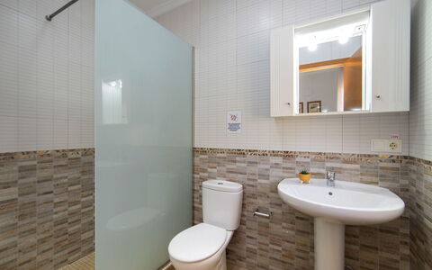 Enrique: Bagno, Toilet Seat, Idraulico Fixture, Lavandino Del Bagno, Parete, Pavimentazione, Gabinetto, Pavimento, Lavello, Idraulico