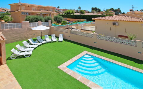 Magia: Cielo, Proprietà, Pianta, Verde, Azzurro, Sedia, Albero, Piscina, Urban Design, Lotto