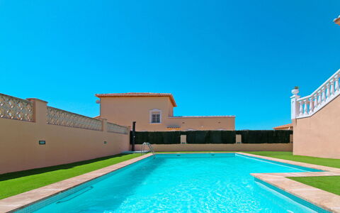 Magia: Acqua, Cielo, Costruzione, Pianta, Giorno, Proprietà, Piscina, Azzurro, Blu, Rettangolo