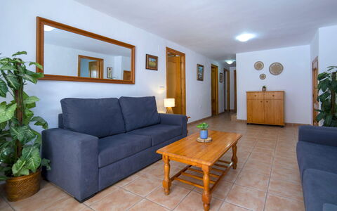 Villa Maria: Pavimentazione, Mobilia, Pavimento, Soffitto, Divano, Latifoglie, Color Legno, Pianta Della Casa, Soggiorno