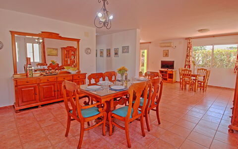 Palmira: Tavolo, Mobilia, Proprietà, Sedia, Cucina & Sala Da Pranzo Tavolo, Legna, Arancia, Illuminazione, Interior Design, Pavimento
