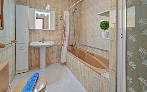 Castillo: Vasca Da Bagno, Idraulico Fixture, Lavello, Rubinetto, Specchio, Pianta, Bagno, Interior Design, Pavimento, Pavimentazione