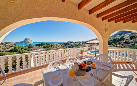 Castillo: Tavolo, Tavola, Mobilia, Proprietà, Cielo, Sedia, Azzurro, Pianta, Mobili Da Esterno, Interior Design