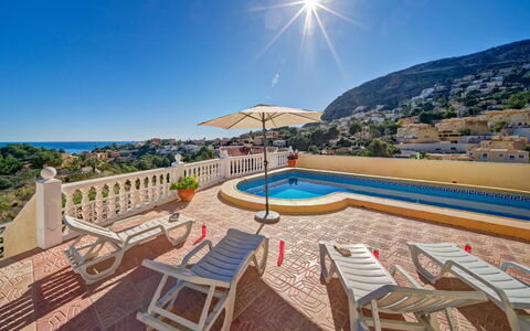 Castillo: Cielo, Azzurro, Costruzione, Piscina, Acqua, Mobili Da Esterno, Shade, Street Luce, Tempo Libero, Albero