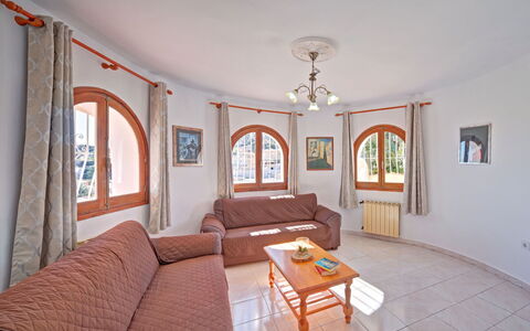 Castillo: Cornice, Proprietà, Mobilia, Divano, Costruzione, Interior Design, Legna, Tavolo, Soggiorno, Casa