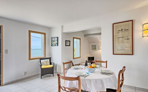 La Lousse: Tavolo, Mobilia, Proprietà, Cornice, Sedia, Interior Design, Legna, Porta, Pavimento