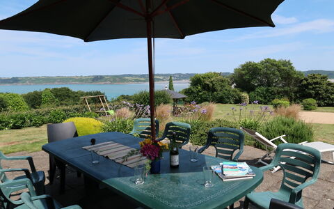 Ker Svea: Ombrello, Proprietà, Tavolo, Tavolo Esterno, Terrazza, Tavolo Da Picnic, Shade, Mobilia, Vacanza, Immobiliare