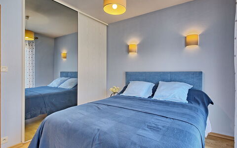 Ty Ker: Costruzione, Mobilia, Proprietà, Comfort, Azzurro, Legna, Illuminazione, Interior Design, Lampada, Telaio Del Letto