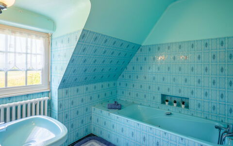 Ty Didrouz: Proprietà, Vasca Da Bagno, Idraulico Fixture, Blu, Azzurro, Viola, Bagno, Finestra, Interior Design, Pavimento