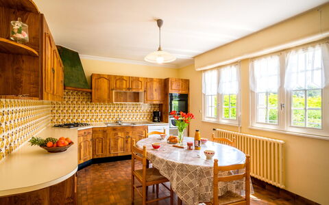 Ty Didrouz: Tavolo, Mobilia, Proprietà, Finestra, Cabinetry, Sedia, Legna, Cucina, Interior Design, Pavimento