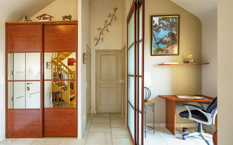 Cassiopée: Proprietà, Mobilia, Costruzione, Porta, Legna, Interior Design, Architettura, Pavimento, Casa