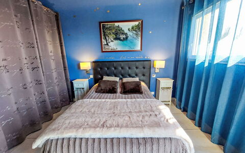 Cassiopée: Mobilia, Letto, Interior Design, Camera Da Letto, Pavimento, Pavimentazione, Bedding, Lenzuolo, Camera, Legna