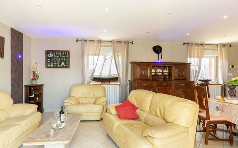 Villa Mor-Eol: Divano, Mobilia, Pianta, Tavolo, Cornice, Pianta Della Casa, Interior Design, Soggiorno, Lampada, Sedia