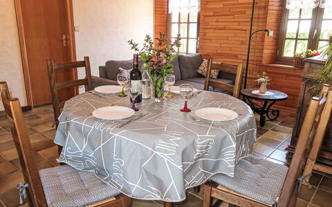 Mestrezec: Tavolo, Mobilia, Pianta, Proprietà, Finestra, Pianta Della Casa, Sedia, Interior Design, Tovaglia, Vaso Di Fiori