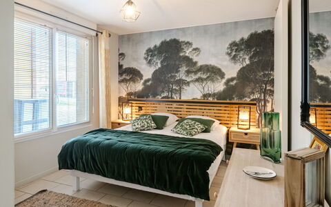 La Chapelle: Mobilia, Letto, Interior Design, Camera Da Letto, Bedding, Parete, Lenzuolo, Pavimentazione, Pavimento, Legna