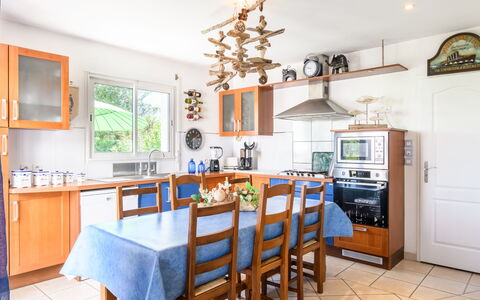 La Clairière: Tavolo, Mobilia, Controsoffitto, Cabinetry, Sedia, Cucina, Legna, Illuminazione, Interior Design, Pavimento