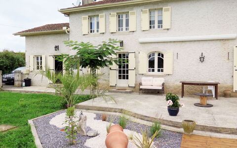 Aucéloun: Pianta, Proprietà, Costruzione, Finestra, Cielo, Casa, Albero, Zona Residenziale, Vaso Di Fiori, Porta