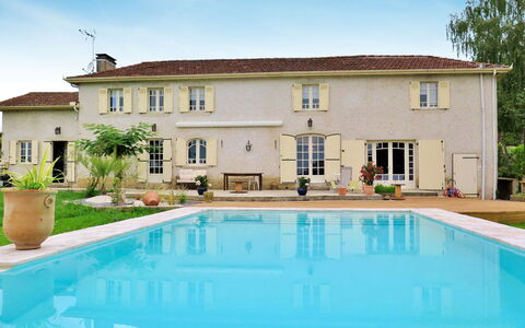 Aucéloun: Acqua, Cielo, Pianta, Proprietà, Costruzione, Piscina, Finestra, Azzurro, Shade, Nube