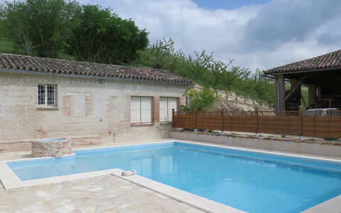Touzy: Acqua, Nube, Cielo, Piscina, Costruzione, Finestra, Pianta, Azzurro, Shade, Legna