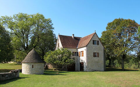 La Bergerie de Durand: Cielo, Pianta, Proprietà, Albero, Paesaggio Naturale, Costruzione, Finestra, Lotto, Erba, Villetta