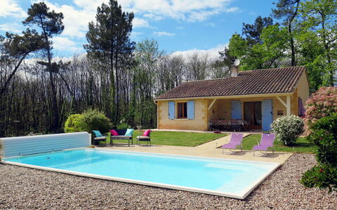 Au Cayroux: Pianta, Nube, Cielo, Proprietà, Acqua, Costruzione, Finestra, Azzurro, Albero, Piscina