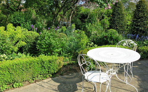 Peuchaud: Pianta, Mobilia, Comunita 'Impianto, Paesaggio Naturale, Tavolo, Albero, Sedia, Mobili Da Esterno, Erba, Groundcover