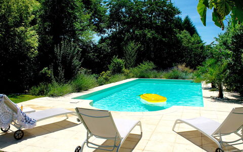 Peuchaud: Pianta, Acqua, Proprietà, Mobilia, Piscina, Cielo, Tavolo, Azzurro, Botanica, Albero