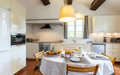La Rouveyrolle: Controsoffitto, Cabinetry, Proprietà, Mobilia, Elettrodomestico Da Cucina, Cucina, Cucina Stufa, Legna, Illuminazione, Interior Design